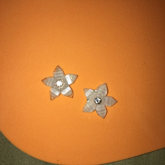 White flower earrings new - Picture 3 of 3